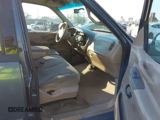 1998 Ford Expedition XLT with VIN 1FMRU1763WLB16405, listed as a IAAI auction lot 41311254 with 265,781 mi miles. Bid and sale history available at carsss.com. Image 5.