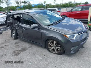2018 Toyota RAV4 XLE z VIN JTMWFREV5JJ201342, wystawiony jako IAAI lot #42748227 z przebiegiem 59 159 mil mil oraz . Historia ofert i sprzedaży dostępna na DreamBid. Obrazek 1.