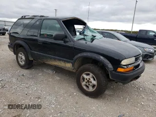 2000 Chevrolet Blazer LS z VIN 1GNCT18W9YK277871, wystawiony jako Copart lot #46158185 z przebiegiem Nie podano mil oraz Nie do naprawy • Non repairable. Historia ofert i sprzedaży dostępna na DreamBid. Obrazek 4.
