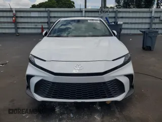 2025 Toyota Camry LE z VIN 4T1DAACK7SU131547, wystawiony jako Copart lot #59087285 z przebiegiem 884 mil mil oraz Szkoda całkowita • Salvage title. Historia ofert i sprzedaży dostępna na DreamBid. Obrazek 5.