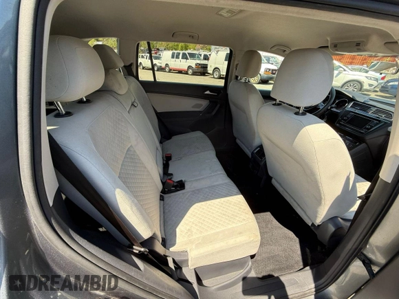 2018 Volkswagen Tiguan S z VIN 3VV0B7AX2JM014870, wystawiony jako Copart lot #57364305 z przebiegiem 118 522 mil mil oraz Czysty tytuł • Clean title. Historia ofert i sprzedaży dostępna na DreamBid. Obrazek 6.