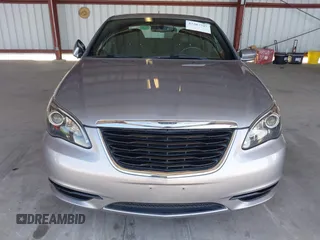 2014 Chrysler 200 Touring z VIN 1C3CCBBB0EN117901, wystawiony jako IAAI lot #42207392 z przebiegiem 110 786 mil mil oraz . Historia ofert i sprzedaży dostępna na DreamBid. Obrazek 6.