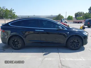 2017 Tesla Model X 90D z VIN 5YJXCBE23HF027198, wystawiony jako IAAI lot #42439451 z przebiegiem 111 122 mil mil oraz . Historia ofert i sprzedaży dostępna na DreamBid. Obrazek 13.