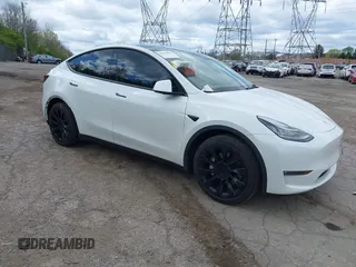 2022 Tesla Model Y Long Range z VIN 7SAYGDEE7NF385207, wystawiony jako IAAI lot #42054449 z przebiegiem 52 834 mil mil oraz . Historia ofert i sprzedaży dostępna na DreamBid. Obrazek 1.