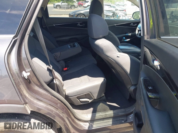 2019 Kia Sorento LX z VIN 5XYPGDA59KG448942, wystawiony jako IAAI lot #42333673 z przebiegiem 172 581 mil mil oraz . Historia ofert i sprzedaży dostępna na DreamBid. Obrazek 8.