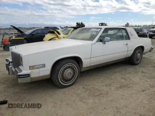 1984 Cadillac Eldorado z VIN 1G6AL5782EE603047, wystawiony jako Copart lot #76777394 z przebiegiem 33 384 mil mil oraz Tytuł czysty. Historia ofert i sprzedaży dostępna na DreamBid. Obrazek 1.