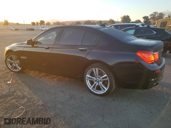 2011 BMW 7 Series 750i z VIN WBAKA8C57BCY36575, wystawiony jako Copart lot #77526024 z przebiegiem 120 087 mil mil oraz Czysty tytuł • Clean title. Historia ofert i sprzedaży dostępna na DreamBid. Obrazek 2.