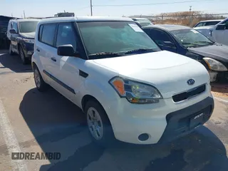 2011 Kia Soul with VIN KNDJT2A17B7302703, listed as a IAAI auction lot 41844281 with 93,606 mi miles. Bid and sale history available at carsss.com. Image 1.