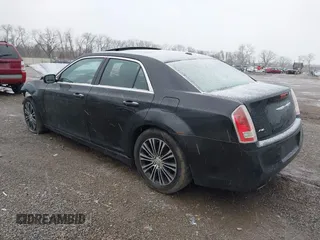 2013 Chrysler 300 S z VIN 2C3CCAGG2DH659829, wystawiony jako IAAI lot #41726809 z przebiegiem 149 908 mil mil oraz . Historia ofert i sprzedaży dostępna na DreamBid. Obrazek 3.