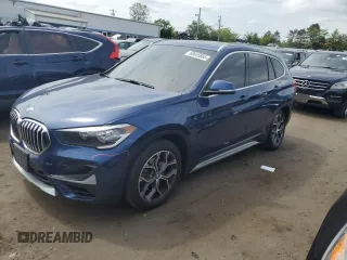 2021 BMW X1 xDrive28i z VIN WBXJG9C0XM5U47141, wystawiony jako Copart lot #60645865 z przebiegiem 56 106 mil mil oraz Szkoda całkowita • Salvage title. Historia ofert i sprzedaży dostępna na DreamBid. Obrazek 1.