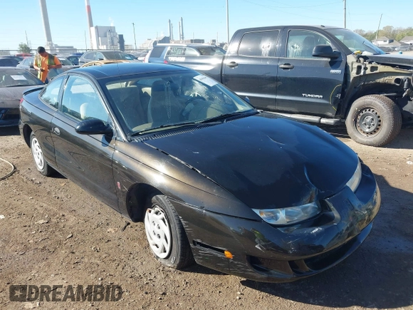 1997 Saturn SC z VIN 1G8ZE1283VZ163658, wystawiony jako IAAI lot #40494467 z przebiegiem 111 701 mil mil oraz . Historia ofert i sprzedaży dostępna na DreamBid. Obrazek 1.