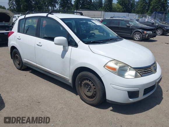 2007 Nissan Versa SL z VIN 3N1BC13E37L398804, wystawiony jako IAAI lot #42490240 z przebiegiem 185 597 mil mil oraz . Historia ofert i sprzedaży dostępna na DreamBid. Obrazek 1.