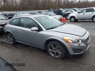2013 Volvo C30 T5 z VIN YV1672MK7D2305755, wystawiony jako IAAI lot #40835932 z przebiegiem 93 975 mil mil oraz . Historia ofert i sprzedaży dostępna na DreamBid. Obrazek 13.