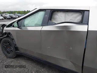2024 Tesla Cybertruck z VIN 7G2CEHED7RA041694, wystawiony jako IAAI lot #41960418 z przebiegiem 1 177 mil mil oraz . Historia ofert i sprzedaży dostępna na DreamBid. Obrazek 18.
