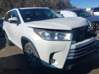 2019 Toyota Highlander SE with VIN 5TDJZRFH1KS922403, listed as a IAAI auction lot 41430051 with 93,767 mi miles. Bid and sale history available at carsss.com. Image 1.