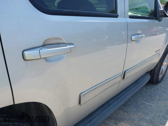 2010 Chevrolet Tahoe LT z VIN 1GNUKBE04AR194729, wystawiony jako IAAI lot #42408855 z przebiegiem 192 532 mil mil oraz . Historia ofert i sprzedaży dostępna na DreamBid. Obrazek 18.