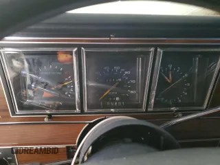 1988 Lincoln Town Car z VIN 1LNBM82F7JY831474, wystawiony jako Copart lot #83751464 z przebiegiem 289 494 mil mil oraz Czysty tytuł • Clean title. Historia ofert i sprzedaży dostępna na DreamBid. Obrazek 9.