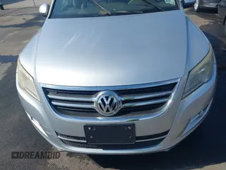 2010 Volkswagen Tiguan S z VIN WVGAV7AX5AW001651, wystawiony jako IAAI lot #42665765 z przebiegiem Nie podano mil oraz . Historia ofert i sprzedaży dostępna na DreamBid. Obrazek 6.