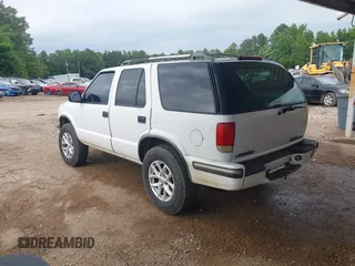 1998 Chevrolet Blazer LS z VIN 1GNDT13W8W2221235, wystawiony jako IAAI lot #42306008 z przebiegiem 245 556 mil mil oraz . Historia ofert i sprzedaży dostępna na DreamBid. Obrazek 3.