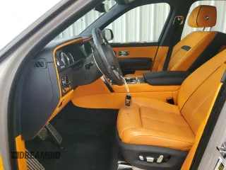 2023 Rolls-Royce Cullinan z VIN SLATV4C09PU215050, wystawiony jako Copart lot #70029324 z przebiegiem 6055 mil mil oraz Szkody całkowita. Historia ofert i sprzedaży dostępna na DreamBid. Obrazek 7.