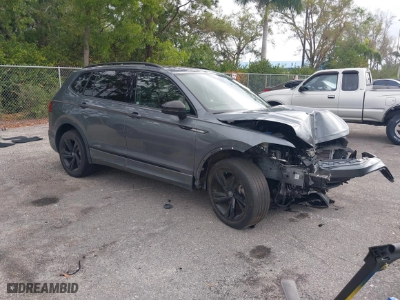 2023 Volkswagen Tiguan SE R-Line Black with VIN 3VVCB7AX1PM099075, listed as a IAAI auction lot 41600520 with 33,316 mi miles. Bid and sale history available at carsss.com. Image 1.