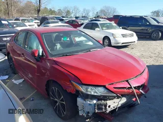 2020 Toyota Camry SE z VIN 4T1G11AK0LU325001, wystawiony jako IAAI lot #41645391 z przebiegiem 161 649 mil mil oraz . Historia ofert i sprzedaży dostępna na DreamBid. Obrazek 1.