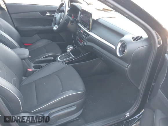 2023 Kia Forte GT-Line z VIN 3KPF54AD2PE534865, wystawiony jako IAAI lot #41417713 z przebiegiem 24 074 mil mil oraz . Historia ofert i sprzedaży dostępna na DreamBid. Obrazek 5.