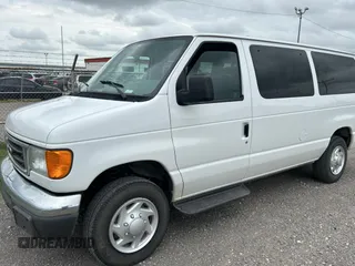 2007 Ford Econoline Passenger XL z VIN 1FMNE11WX7DA31450, wystawiony jako Copart lot #63062985 z przebiegiem 91 651 mil mil oraz Czysty tytuł • Clean title. Historia ofert i sprzedaży dostępna na DreamBid. Obrazek 2.