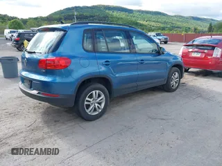 2017 Volkswagen Tiguan S z VIN WVGAV7AX8HK019708, wystawiony jako IAAI lot #42208963 z przebiegiem 95 374 mil mil oraz . Historia ofert i sprzedaży dostępna na DreamBid. Obrazek 4.