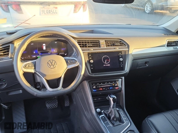 2024 Volkswagen Tiguan SE z VIN 3VV3B7AX0RM107010, wystawiony jako IAAI lot #42845198 z przebiegiem 22 903 mil mil oraz . Historia ofert i sprzedaży dostępna na DreamBid. Obrazek 28.