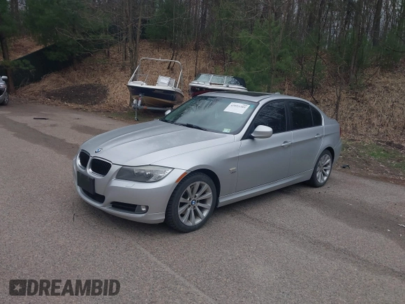 2011 BMW 3 Series 328i xDrive z VIN WBAPK5G53BNN28397, wystawiony jako IAAI lot #42095389 z przebiegiem 112 275 mil mil oraz . Historia ofert i sprzedaży dostępna na DreamBid. Obrazek 2.