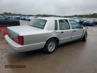 1997 Lincoln Town Car Executive z VIN 1LNLM81W1VY719314, wystawiony jako Copart lot #73950324 z przebiegiem Nie podano mil oraz Szkody całkowita. Historia ofert i sprzedaży dostępna na DreamBid. Obrazek 3.