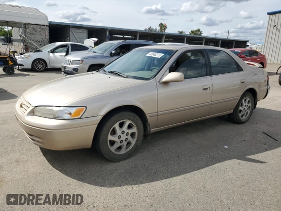 1998 Toyota Camry LE z VIN JT2BF28K4W0114447, wystawiony jako Copart lot #50846275 z przebiegiem 288 989 mil mil oraz Szkoda całkowita • Salvage title. Historia ofert i sprzedaży dostępna na DreamBid. Obrazek 1.