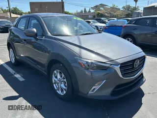 2021 Mazda CX-3 Sport z VIN JM1DKDB72M1505132, wystawiony jako Copart lot #56710285 z przebiegiem 21 692 mil mil oraz Szkody całkowita. Historia ofert i sprzedaży dostępna na DreamBid. Obrazek 1.