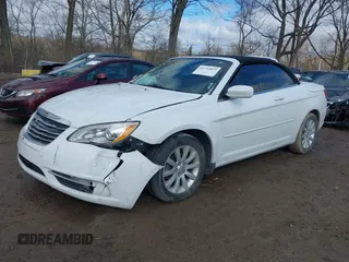 2013 Chrysler 200 Touring z VIN 1C3BCBEGXDN766008, wystawiony jako IAAI lot #41732853 z przebiegiem 139 724 mil mil oraz . Historia ofert i sprzedaży dostępna na DreamBid. Obrazek 17.