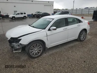 2013 Chrysler 200 Limited z VIN 1C3CCBCGXDN524892, wystawiony jako Copart lot #56752915 z przebiegiem 108 023 mil mil oraz Szkoda całkowita • Salvage title. Historia ofert i sprzedaży dostępna na DreamBid. Obrazek 1.