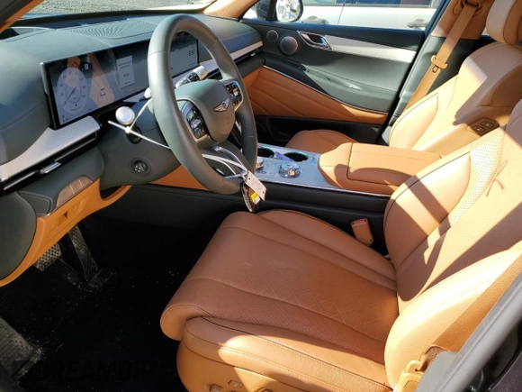 2025 Genesis GV80 z VIN KMUHDESC9SU214604, wystawiony jako Copart lot #50236995 z przebiegiem 4746 mil mil oraz Szkody całkowita. Historia ofert i sprzedaży dostępna na DreamBid. Obrazek 7.