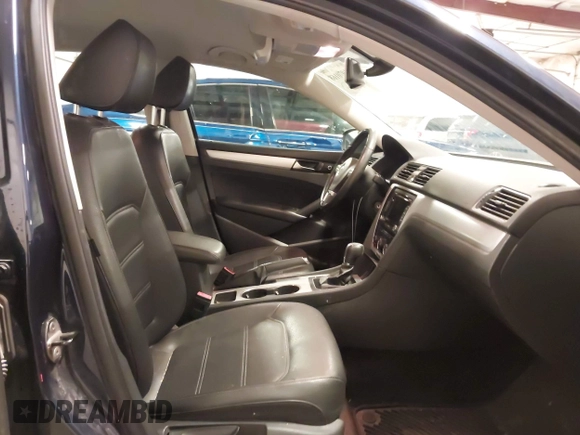 2013 Volkswagen Passat SE z VIN 1VWBP7A35DC095324, wystawiony jako IAAI lot #41970168 z przebiegiem 141 349 mil mil oraz . Historia ofert i sprzedaży dostępna na DreamBid. Obrazek 5.