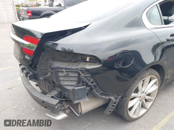 2015 Jaguar XF V6 Portfolio with VIN SAJWA0F77F8U65737, listed as a IAAI auction lot 42078529 with 62,229 mi miles. Bid and sale history available at carsss.com. Image 18.
