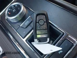2023 Ford Expedition z VIN 1FMJU1N86PEA24308, wystawiony jako IAAI lot #41042544 z przebiegiem Nie podano mil oraz . Historia ofert i sprzedaży dostępna na DreamBid. Obrazek 11.