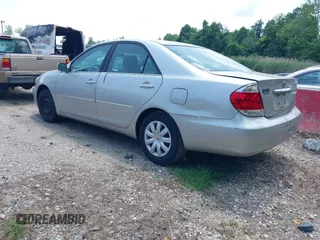 2005 Toyota Camry LE z VIN 4T1BE30K95U042336, wystawiony jako IAAI lot #42457598 z przebiegiem 270 991 mil mil oraz . Historia ofert i sprzedaży dostępna na DreamBid. Obrazek 3.