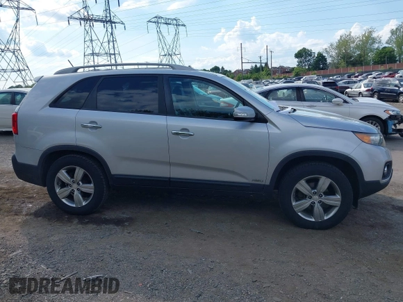 2013 Kia Sorento EX z VIN 5XYKUDA22DG413039, wystawiony jako IAAI lot #42197700 z przebiegiem 132 381 mil mil oraz . Historia ofert i sprzedaży dostępna na DreamBid. Obrazek 14.