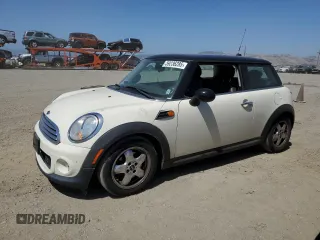 2011 MINI Hardtop z VIN WMWSU3C59BT251488, wystawiony jako Copart lot #59236285 z przebiegiem 141 997 mil mil oraz Tytuł czysty. Historia ofert i sprzedaży dostępna na DreamBid. Obrazek 1.
