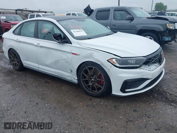 2020 Volkswagen Jetta GLI S z VIN 3VW5T7BU9LM091404, wystawiony jako IAAI lot #42300830 z przebiegiem 46 851 mil mil oraz . Historia ofert i sprzedaży dostępna na DreamBid. Obrazek 1.