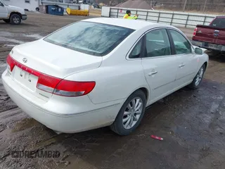 2007 Hyundai Azera SE z VIN KMHFC46F57A178118, wystawiony jako IAAI lot #41653806 z przebiegiem 104 221 mil mil oraz . Historia ofert i sprzedaży dostępna na DreamBid. Obrazek 4.