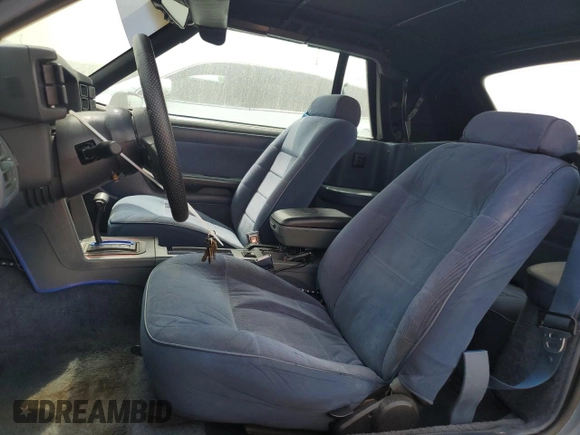 1988 Ford Mustang z VIN 1FABP44A1JF228656, wystawiony jako Copart lot #49451215 z przebiegiem 42 754 mil mil oraz Czysty tytuł • Clean title. Historia ofert i sprzedaży dostępna na DreamBid. Obrazek 7.
