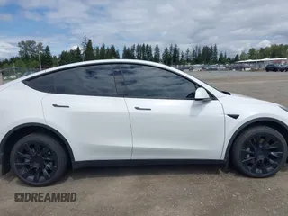 2022 Tesla Model Y Long Range z VIN 7SAYGDEE9NF494901, wystawiony jako IAAI lot #42310520 z przebiegiem 62 515 mil mil oraz . Historia ofert i sprzedaży dostępna na DreamBid. Obrazek 13.