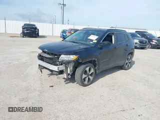 2018 Jeep Compass Latitude z VIN 3C4NJDBBXJT155149, wystawiony jako IAAI lot #42010672 z przebiegiem 81 784 mil mil oraz . Historia ofert i sprzedaży dostępna na DreamBid. Obrazek 2.