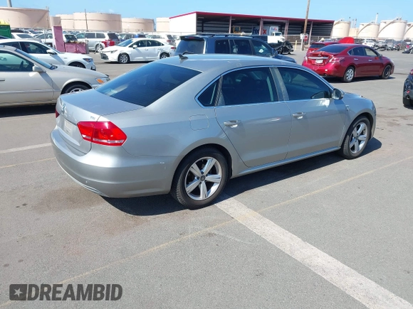 2014 Volkswagen Passat Wolfsburg Edition z VIN 1VWAT7A39EC055174, wystawiony jako IAAI lot #42433368 z przebiegiem 81 321 mil mil oraz . Historia ofert i sprzedaży dostępna na DreamBid. Obrazek 4.