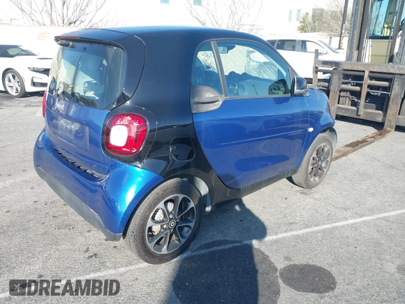 2016 Smart fortwo Passion z VIN WMEFJ5DA4GK067126, wystawiony jako IAAI lot #41559385 z przebiegiem 79 540 mil mil oraz . Historia ofert i sprzedaży dostępna na DreamBid. Obrazek 4.
